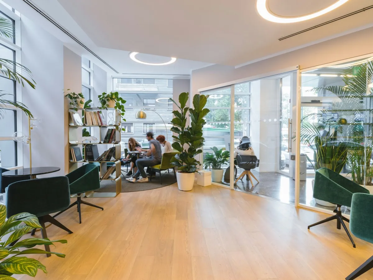 Recepción de oficina con plantas